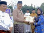 Pimpin Peringatan Hardiknas, Pj Bupati Kerinci Serahkan Penghargaan Kepada Kepsek Berprestasi