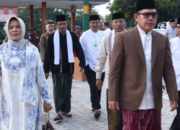 Wako Ahmadi – Wawako Antos Shalat Idul Fitri Bersama Warga di Lapangan Merdeka  Kota Sungai Penuh