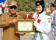 Wako Alfin Serahkan Penghargaan Ke Anggota Paskibraka Kota Sungai Penuh