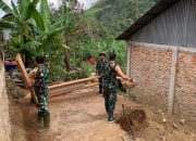 Satgas TMMD Kodim Kerinci Bantu Pemasangan Kayu Rumah Tidak Layak Huni