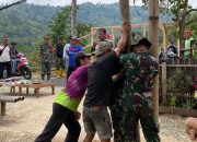 Wujudkan Fasilitas Olahraga Warga, Satgas TMMD ke-126 Goro Pasang Tiang Net Voli