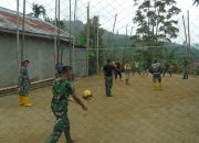 Satgas TMMD Kodim Kerinci Antusias Bermain Voli Dengan Warga