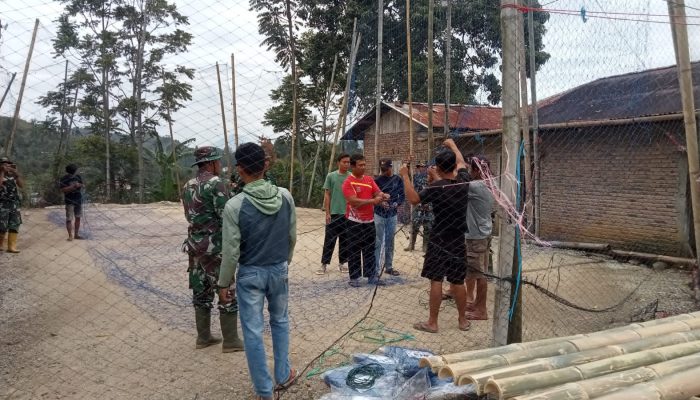 Bangun Fasilitas Olahraga, Satgas TMMD Pasang Jaring Pembatas Lapangan Voli