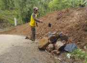 Dukung Program TMMD Kodim Kerinci, Warga Tata dan Ratakan Batu