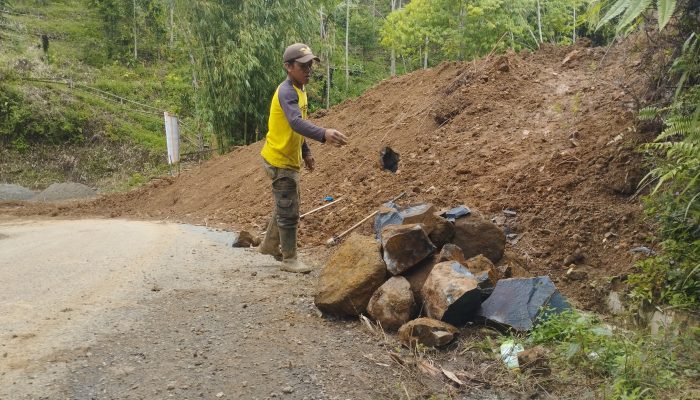 Dukung Program TMMD Kodim Kerinci, Warga Tata dan Ratakan Batu