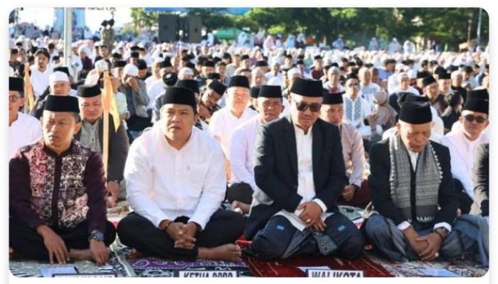 Alfin dan Azhar Sholat Idul Adha Bersama Warga