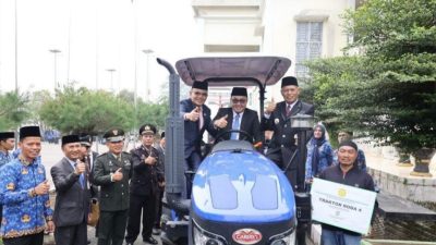 Serahkan Bantuan Alsintan Dorong Produktivitas Pertanian